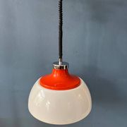Suspension Space Age massive en plexiglas blanc Mid-Century avec capuchon supérieur rouge