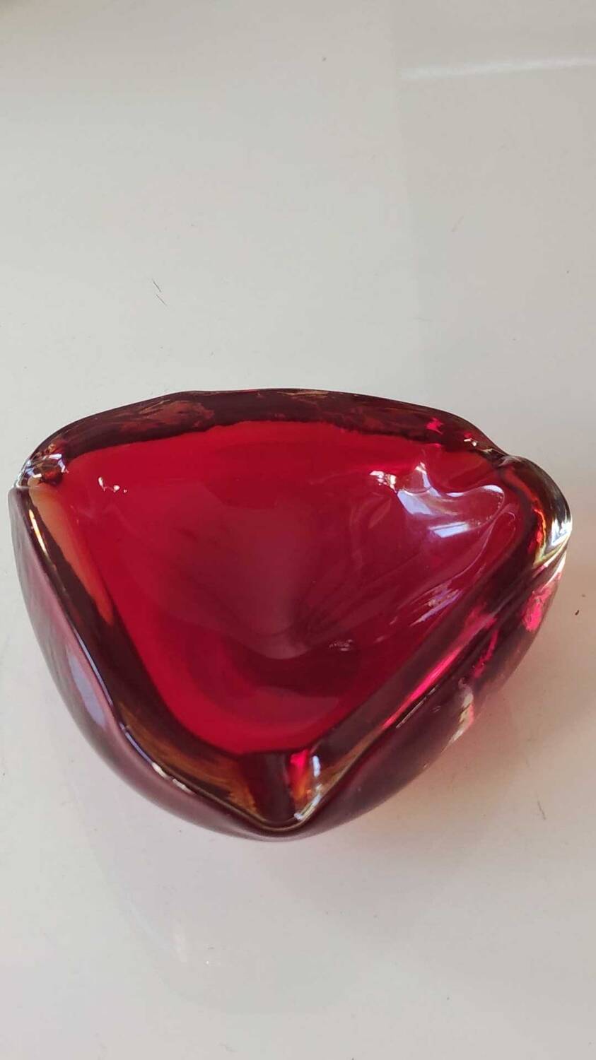 Cendrier/Vide poche en verre d Art soufflé Murano/Italie. Couleur rouge rubis/ambre