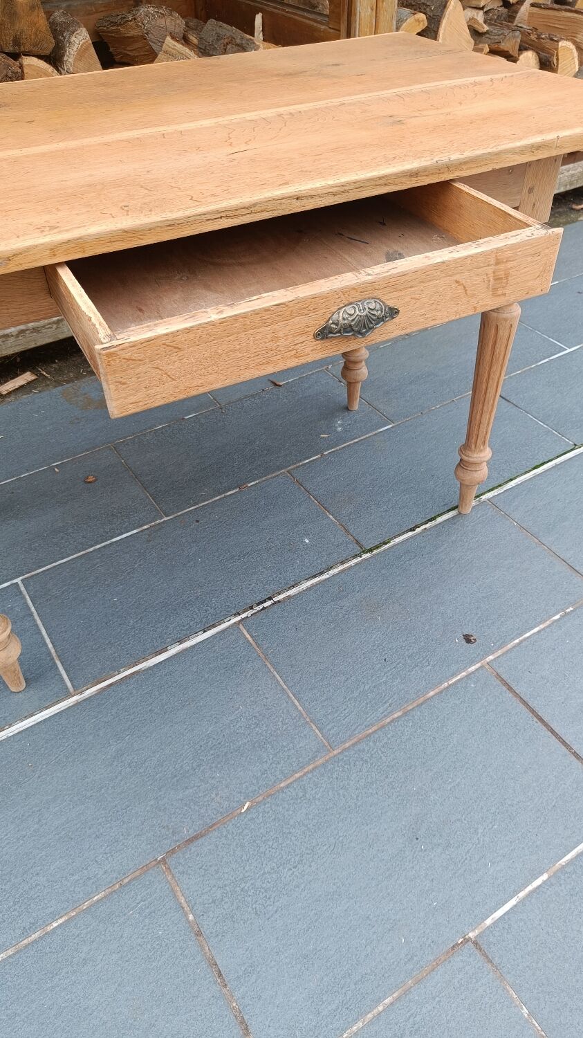 Antique light oak table with turned legs – chic country style