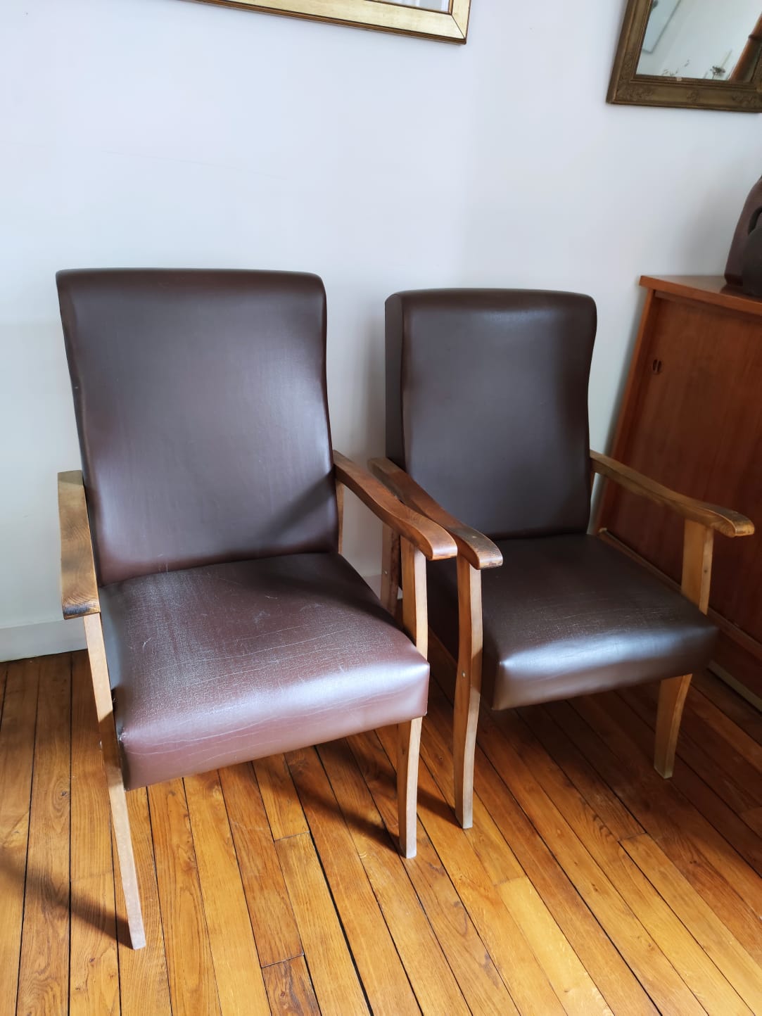 Paire de fauteuils moleskine marron