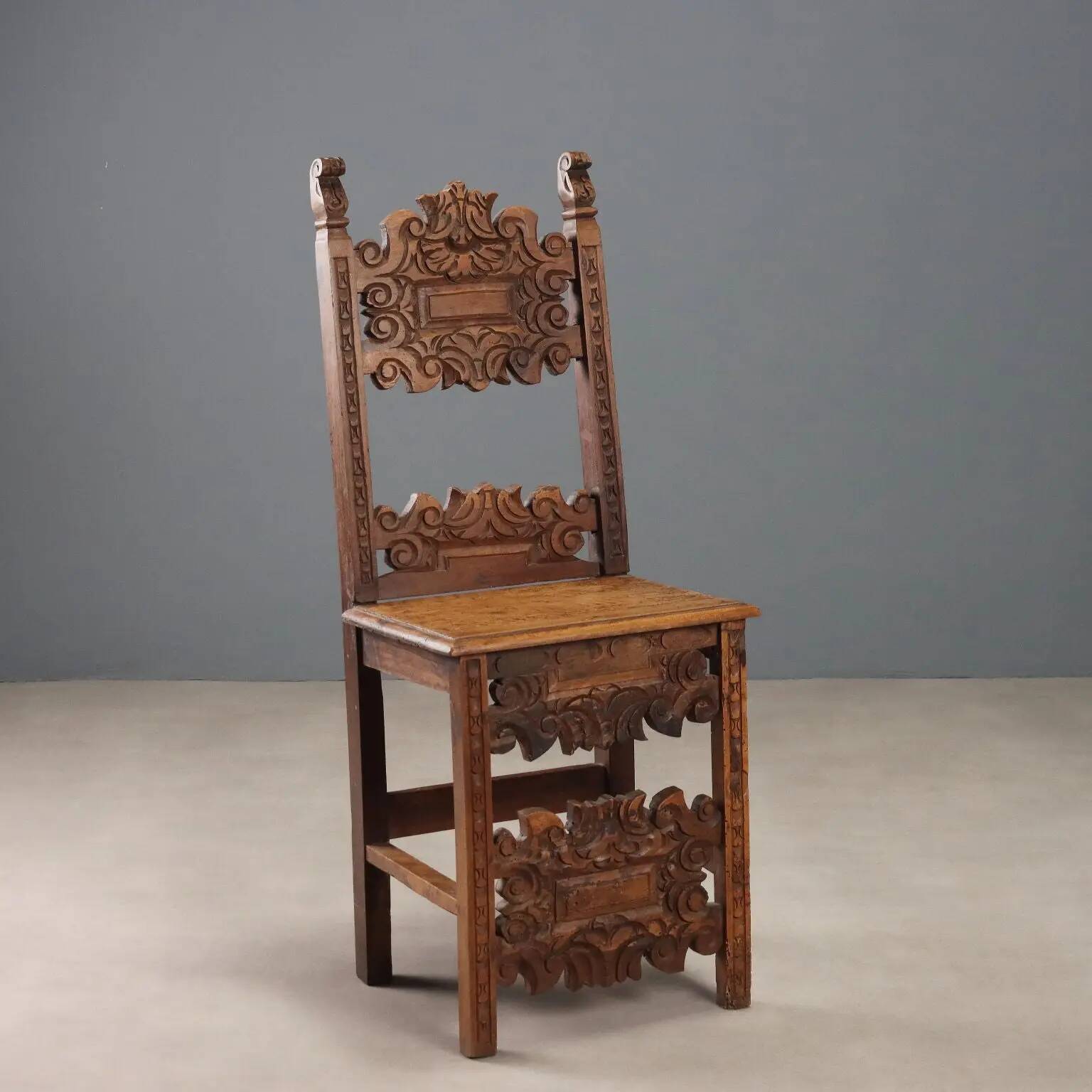 Chaise baroque ancienne en noyer sculpté, XVIIe siècle