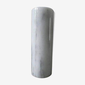 Vase rouleau en marbre blanc veiné de gris