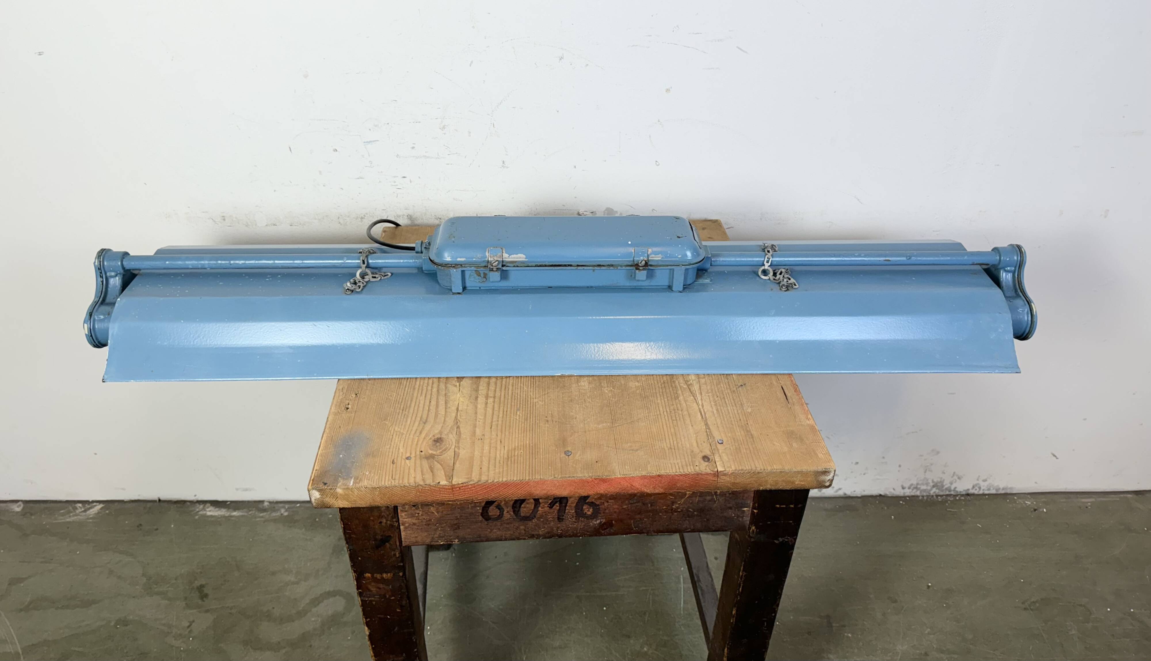 Lampe tube suspendue industrielle bleue de polam gdansk, 1970s