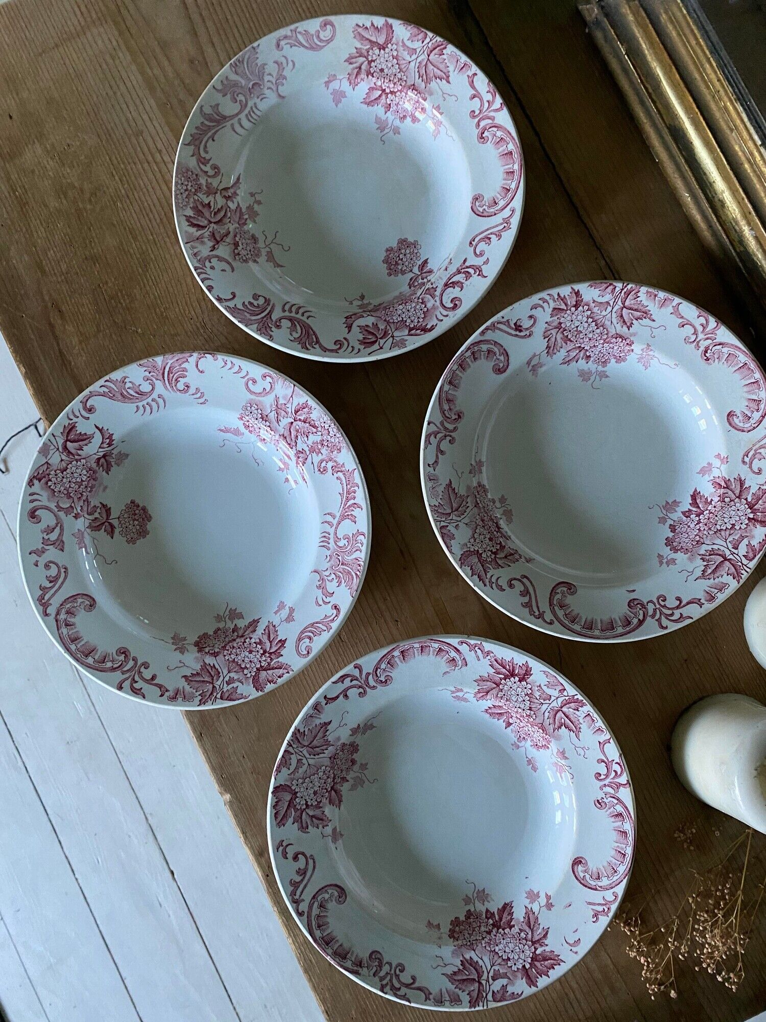 Set of 4 old plates hollow in pink iron earth, Snowball Saint-Amand