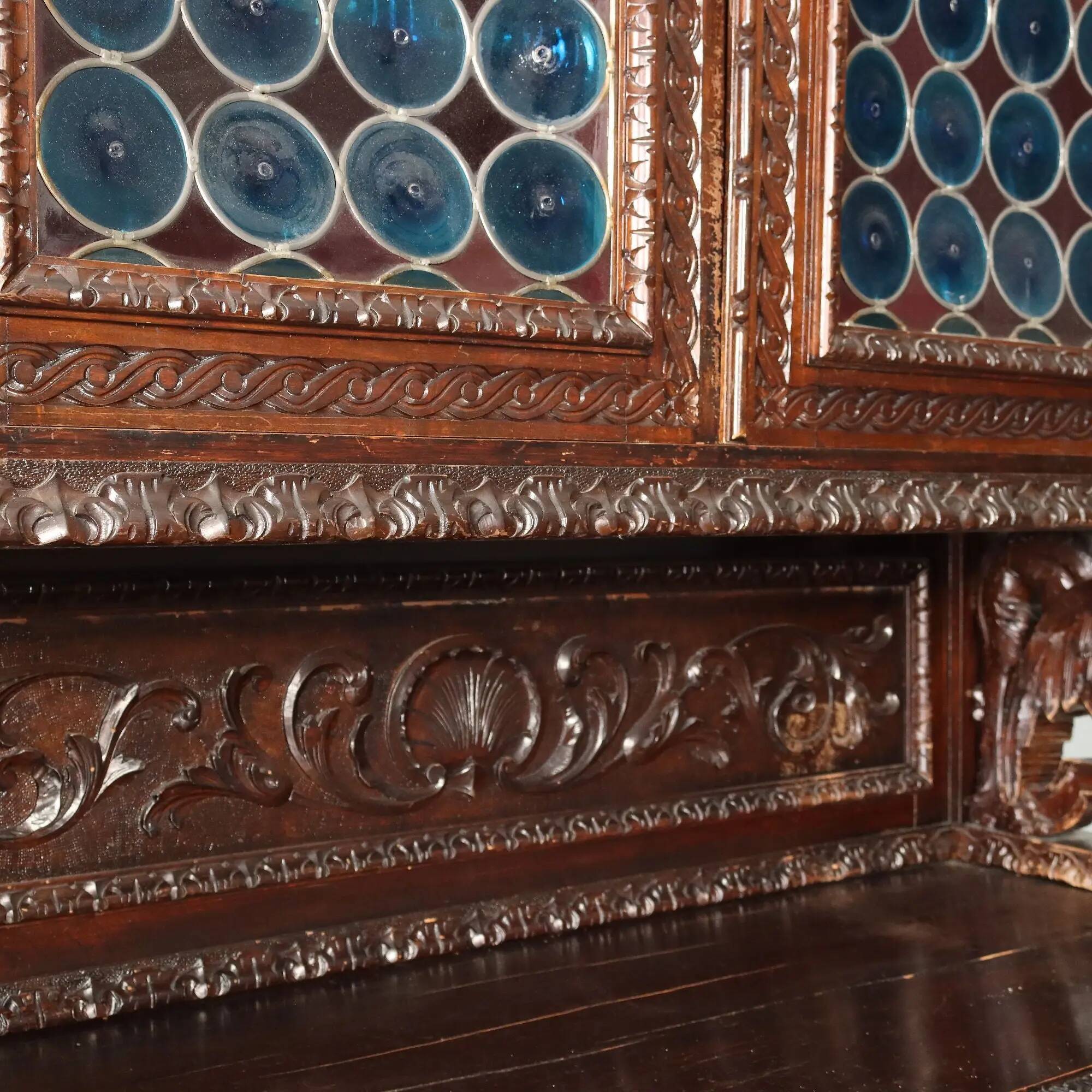 Antique neo-baroque display cabinet carved in walnut, Italy, 19th century