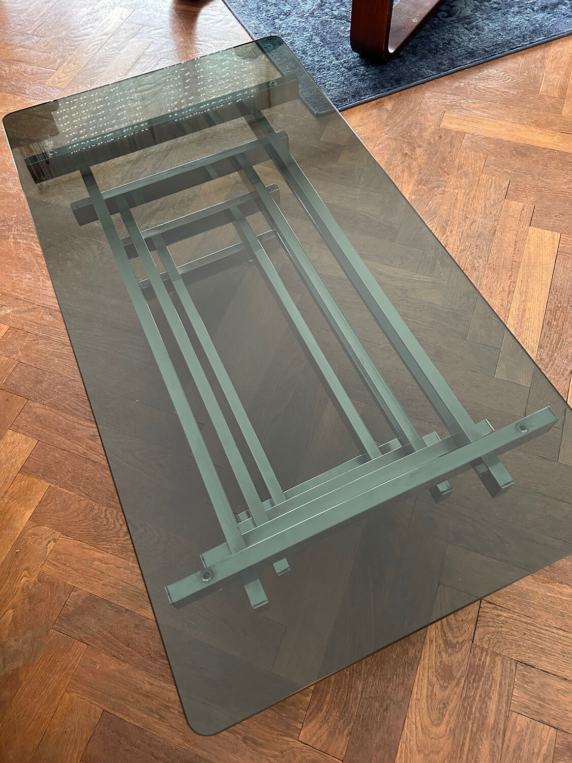 70s design coffee table in rectangular glass with chrome legs.