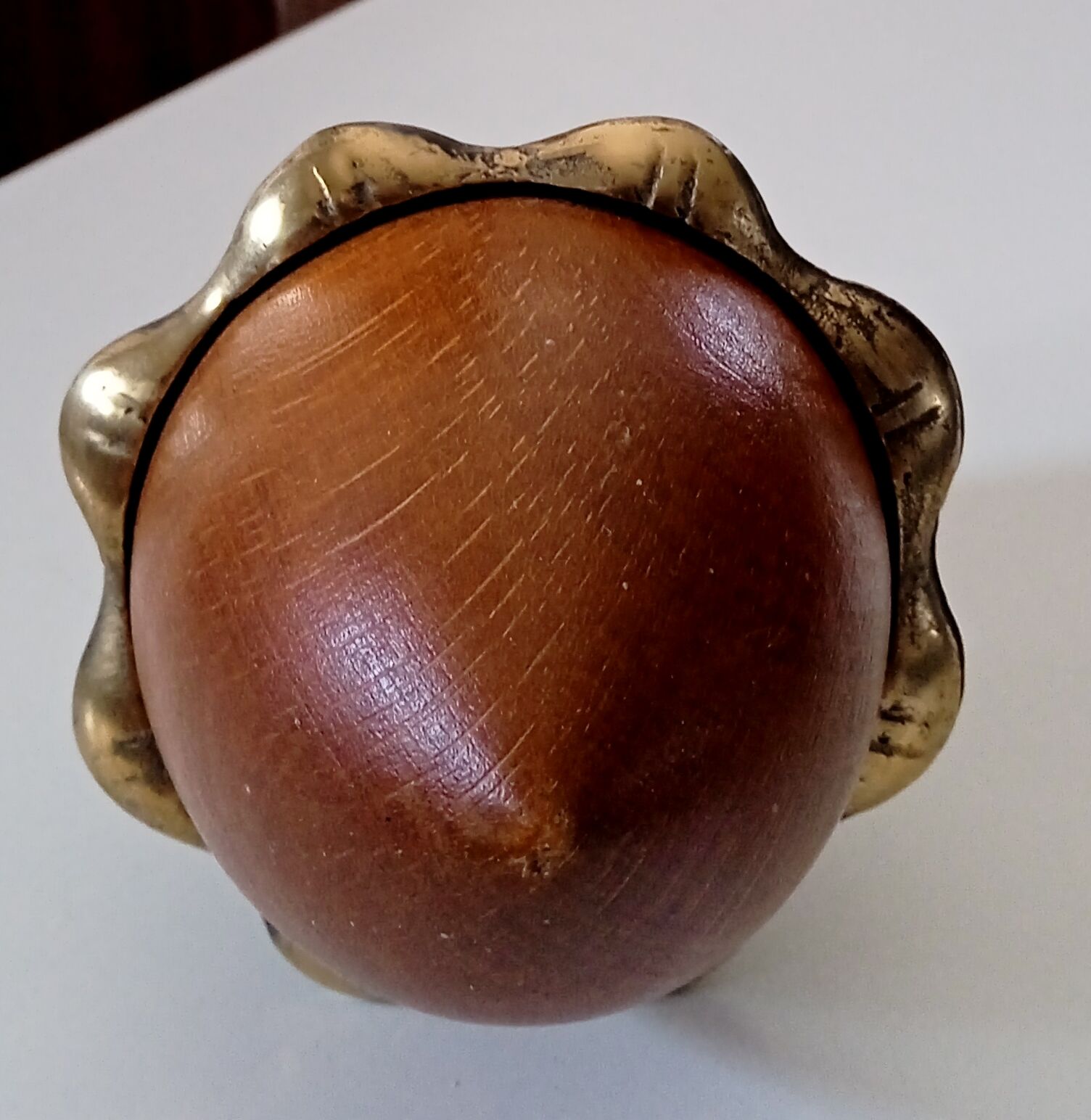 Presse papier œuf en bois dans son coquetier laiton