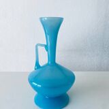 Carafe en opaline bleue
