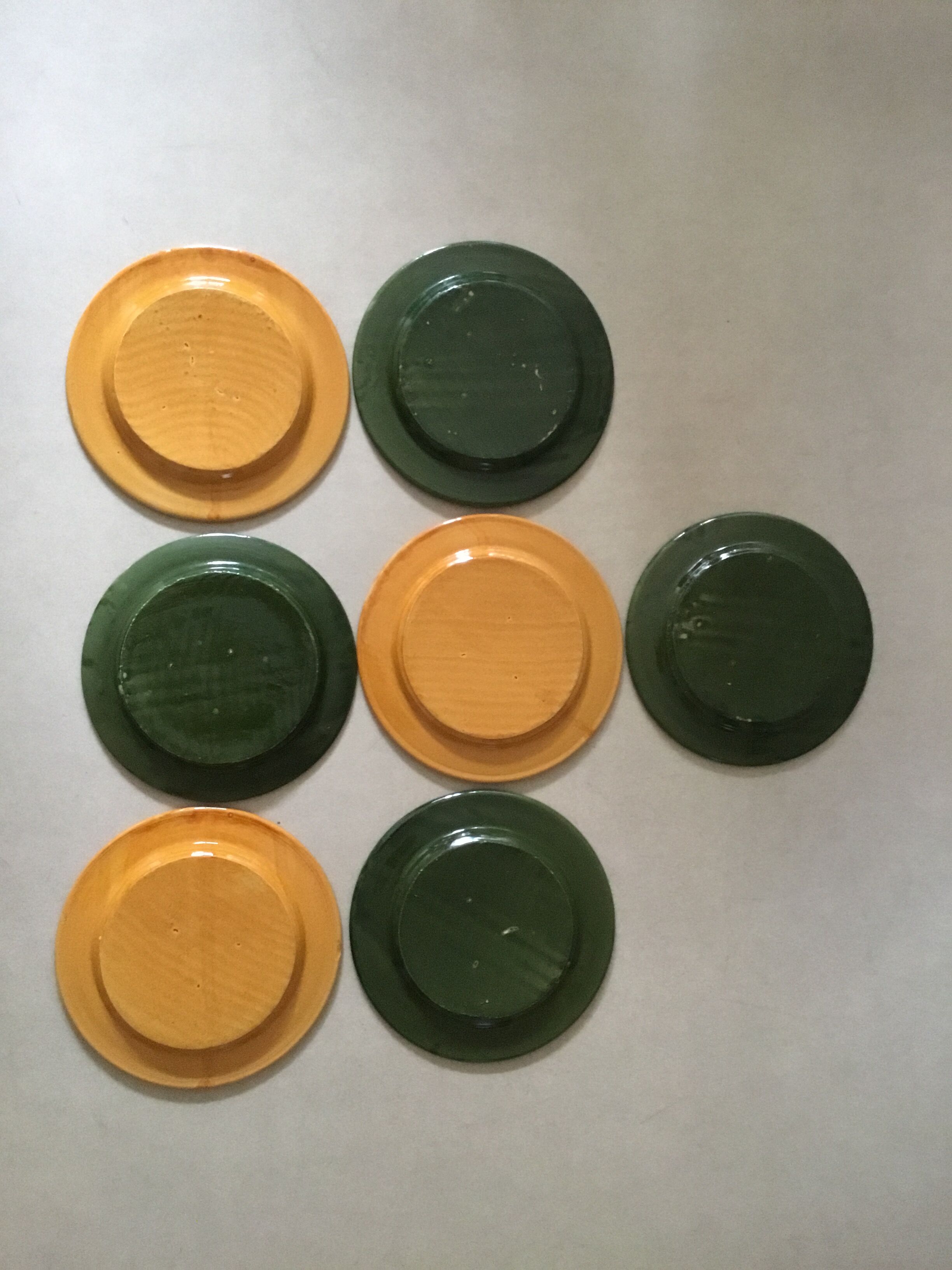 Flat plates in enamelled terracotta