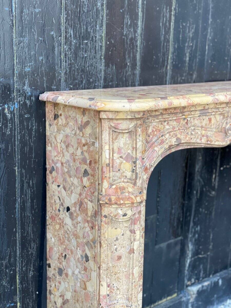 Cheminée de style Louis XV en marbre brèche d’Alep