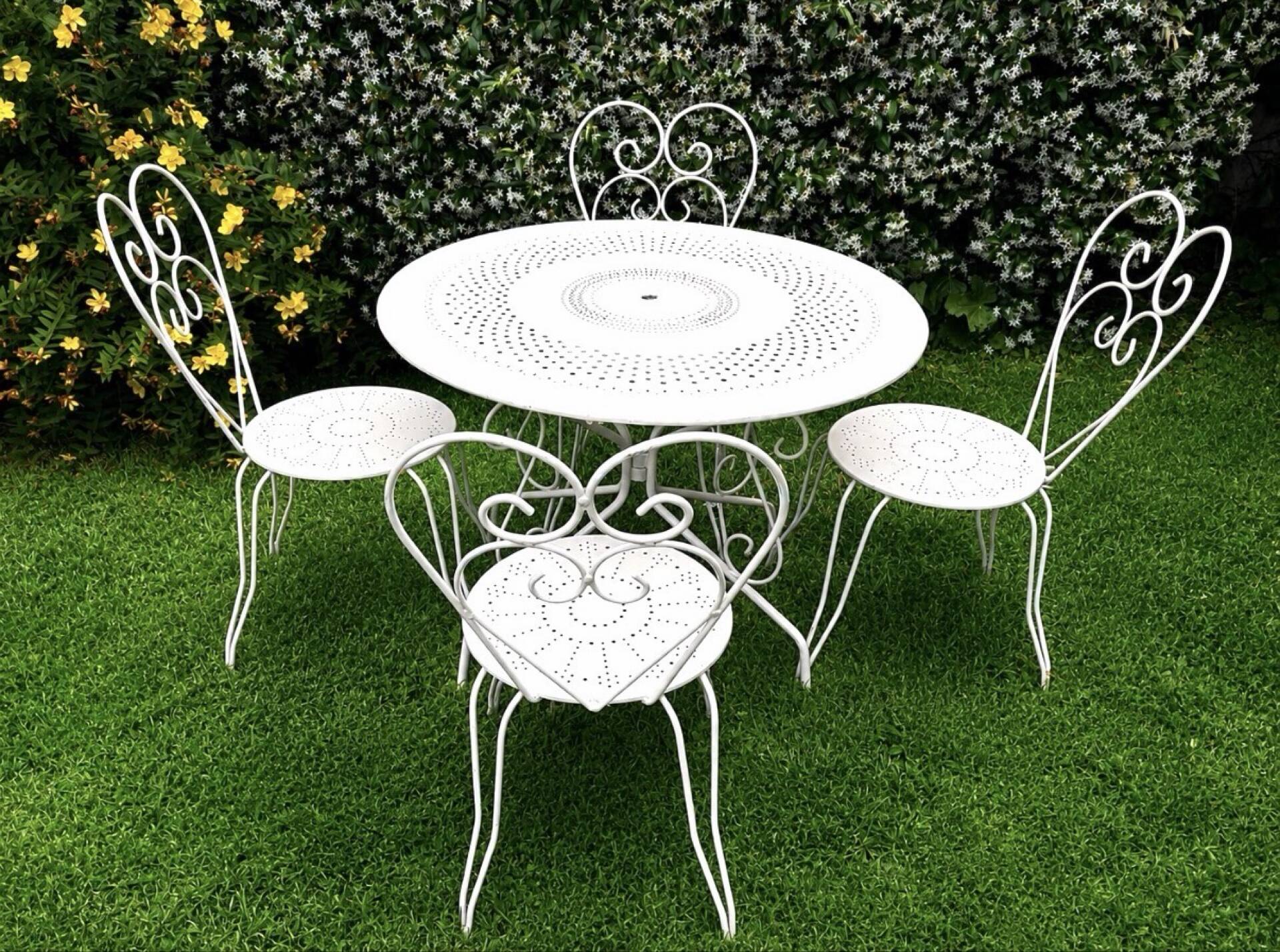 Retro garden furniture in wrought iron from the 1950s.