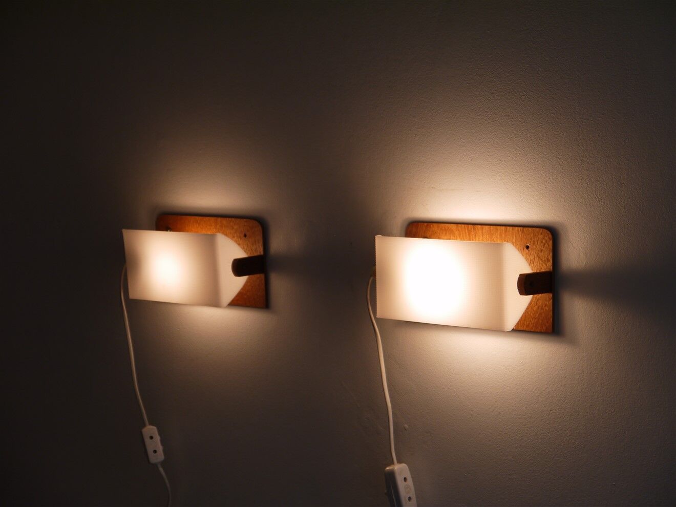 Paire d'applique scandinave en teck et acrylique 1970