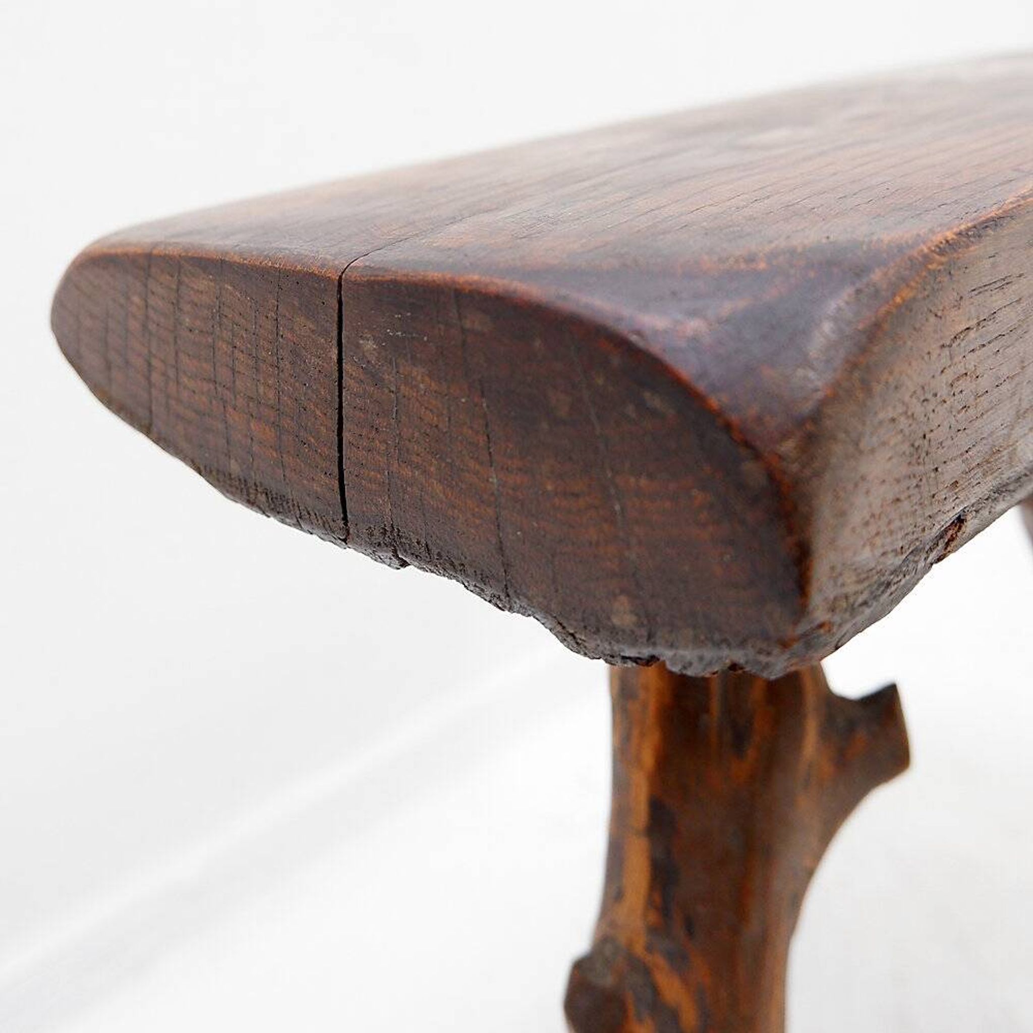 Rustic brutalist tripod stool in wood - Natural shape - 1950s/60s