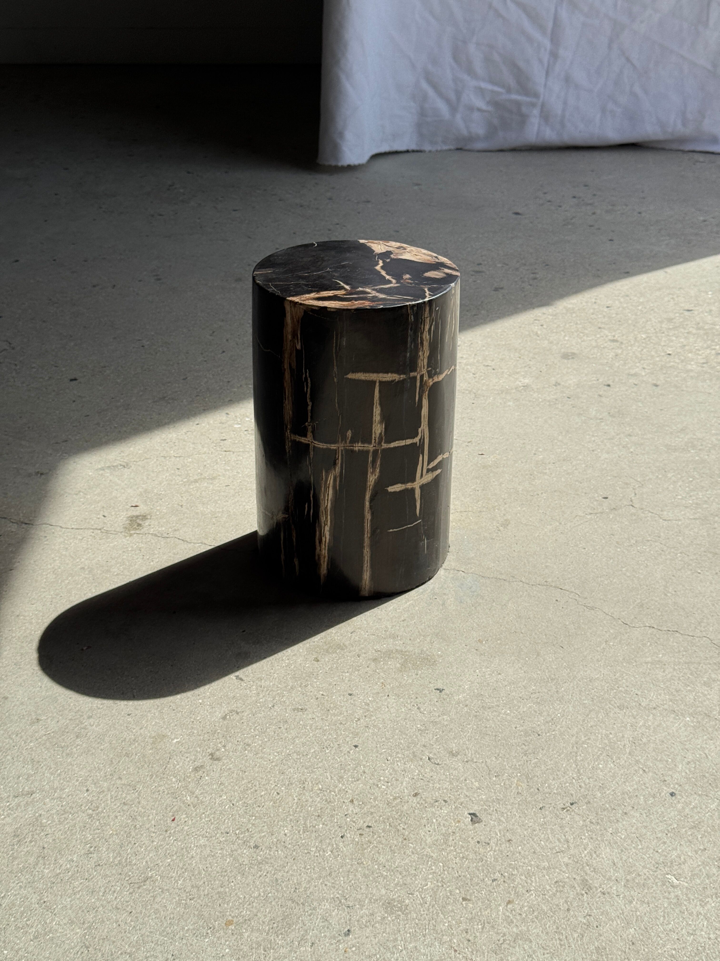 Small side table in black petrified wood with stripes and beige sides H28 D18.