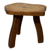 Tabouret brutaliste en bois massif