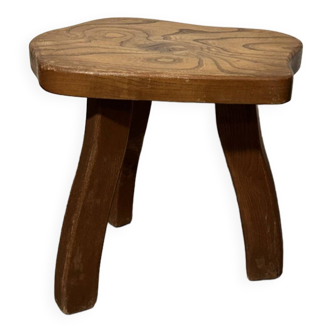 Tabouret brutaliste en bois massif