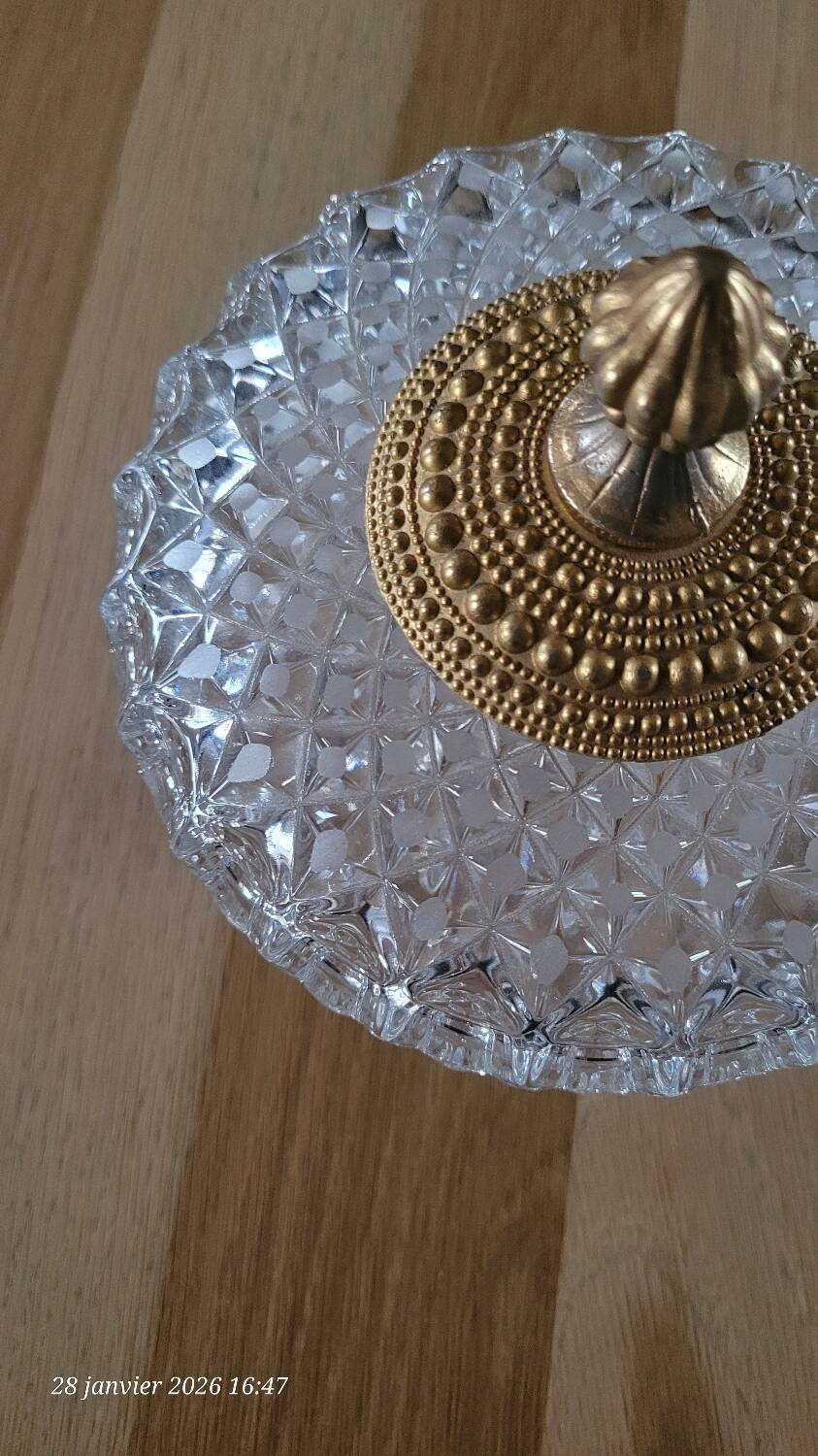 Bonbonnière en verre taillé et métal doré