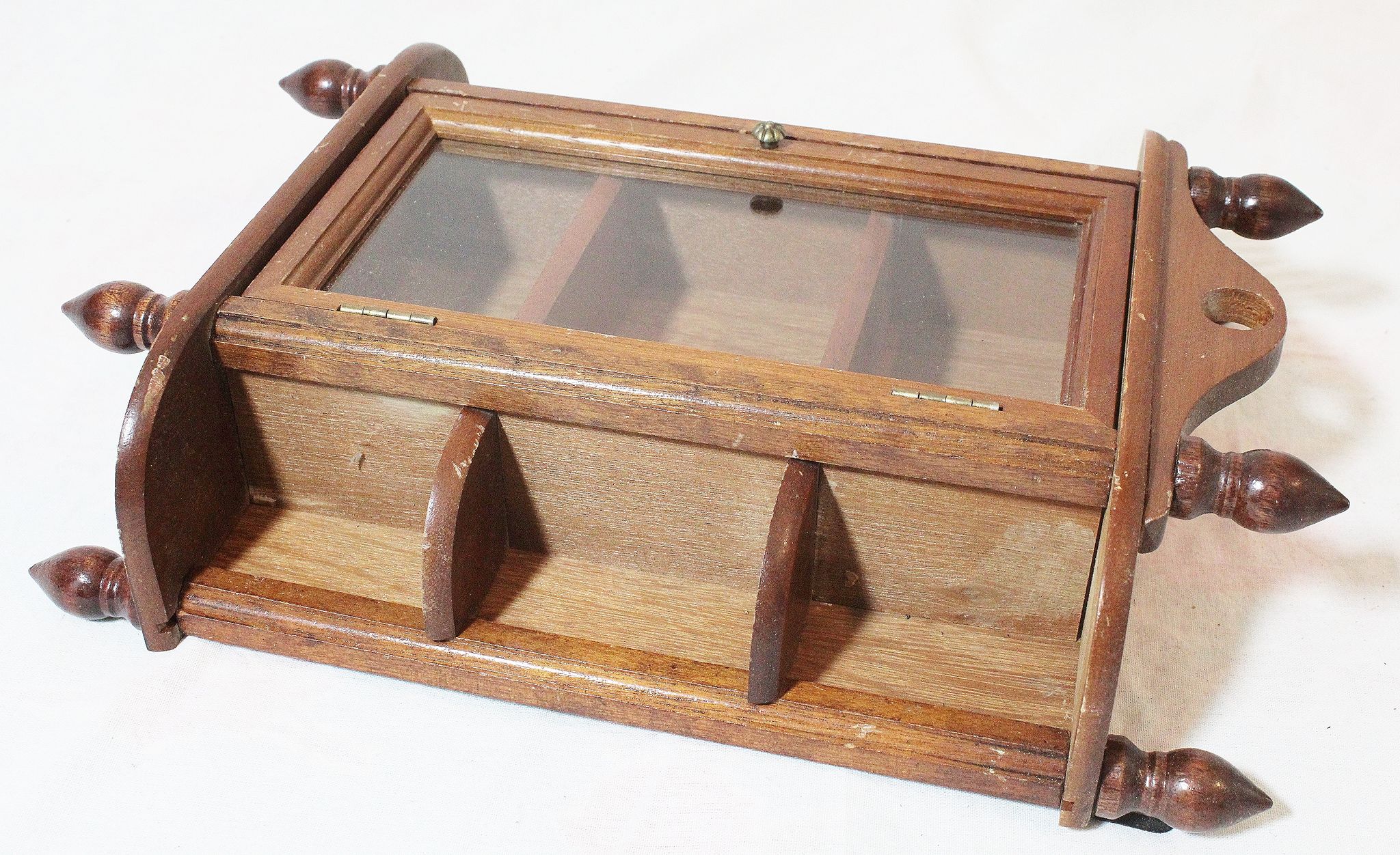 Étagère en bois vitrée