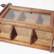 Étagère en bois vitrée