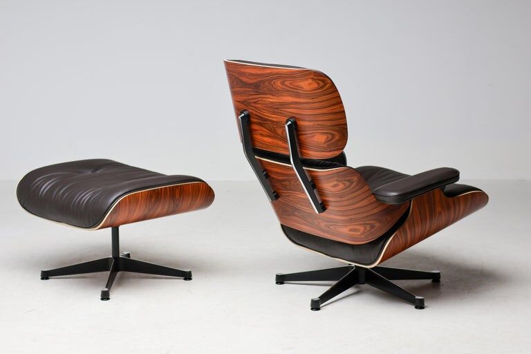 Fauteuil Eames XL et repose-pieds en palissandre de Santos avec cuir chocolat.