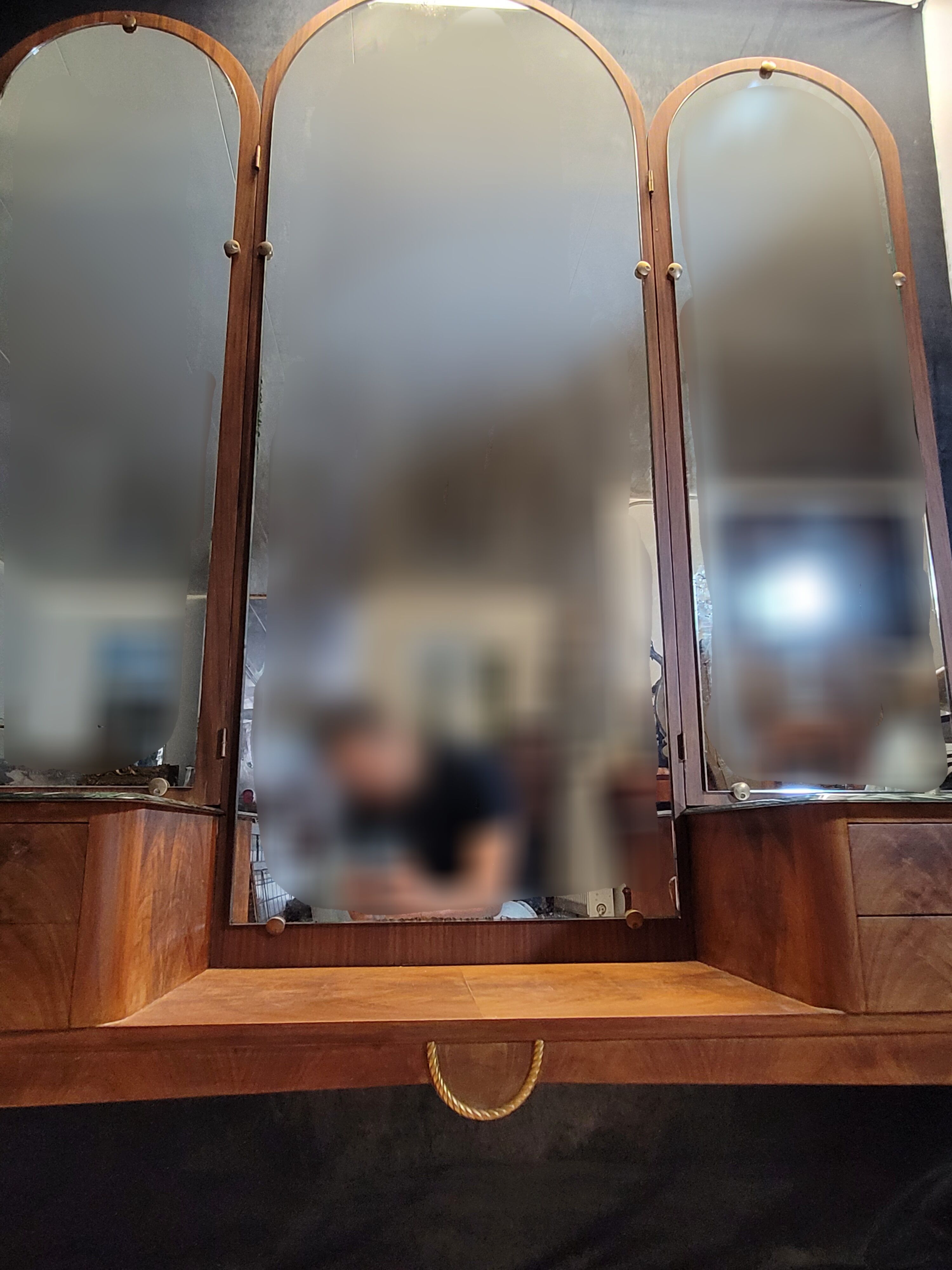 Venetian hairdresser with triptych mirror