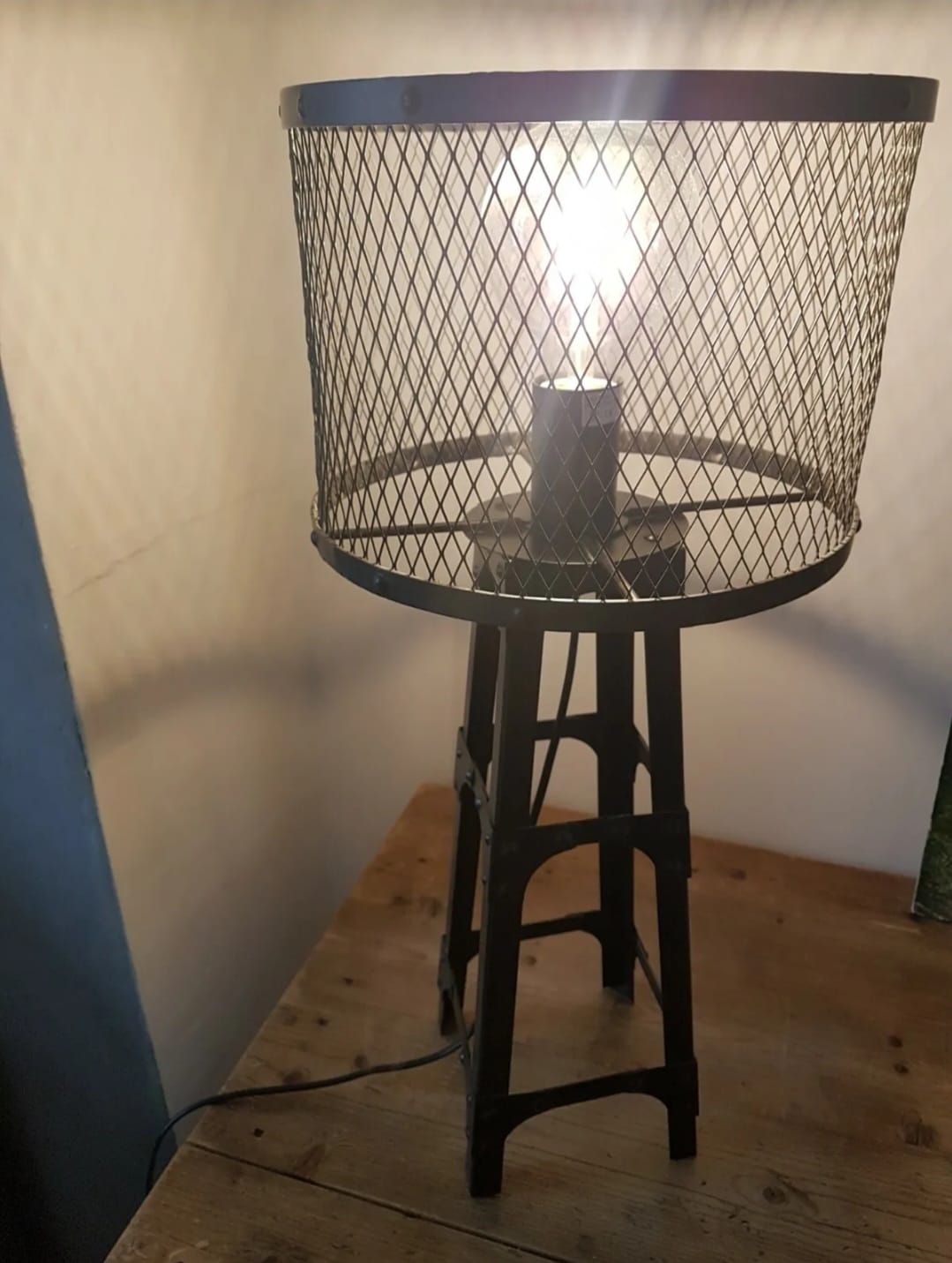 Industrial lamp in black metal to pose.