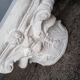 Paire 2 chapiteau corinthien ciment peint / table basse