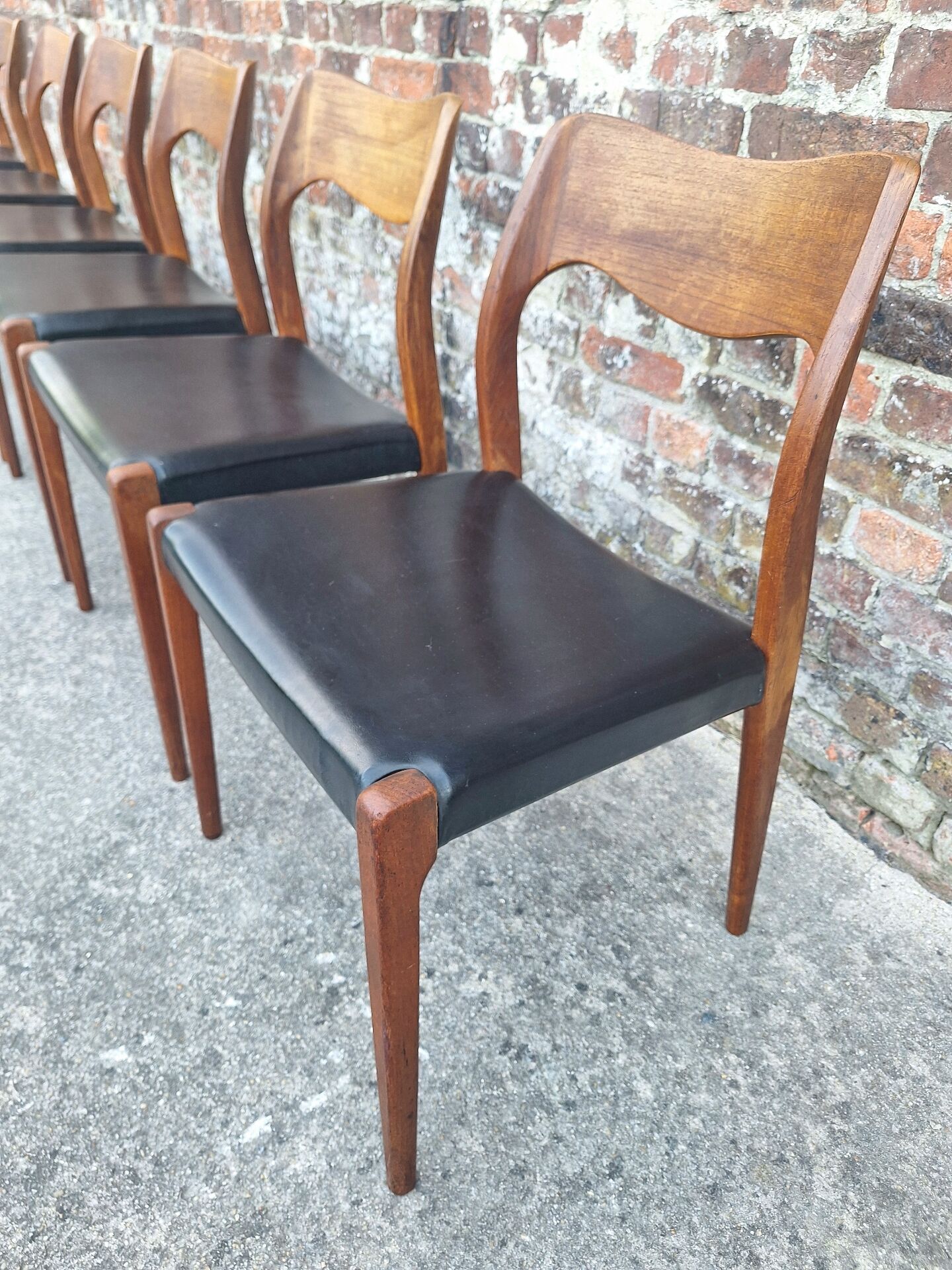 Set of 6 chairs model 71 by Niels O. Moller, vintage Scandinavian furniture.