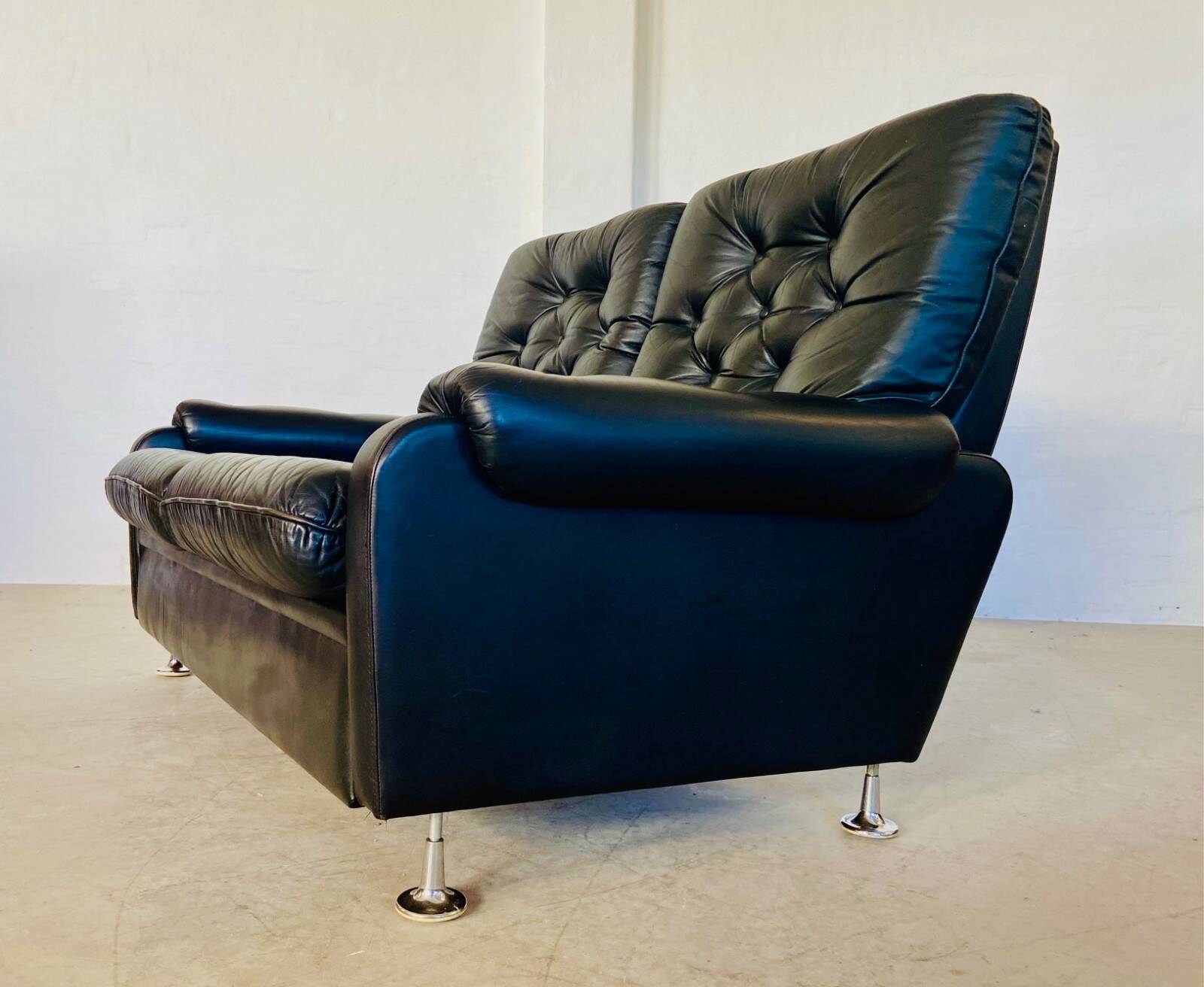 Canapé en cuir noir à boutons, vintage rétro danois pour 2 personnes, années 1970.