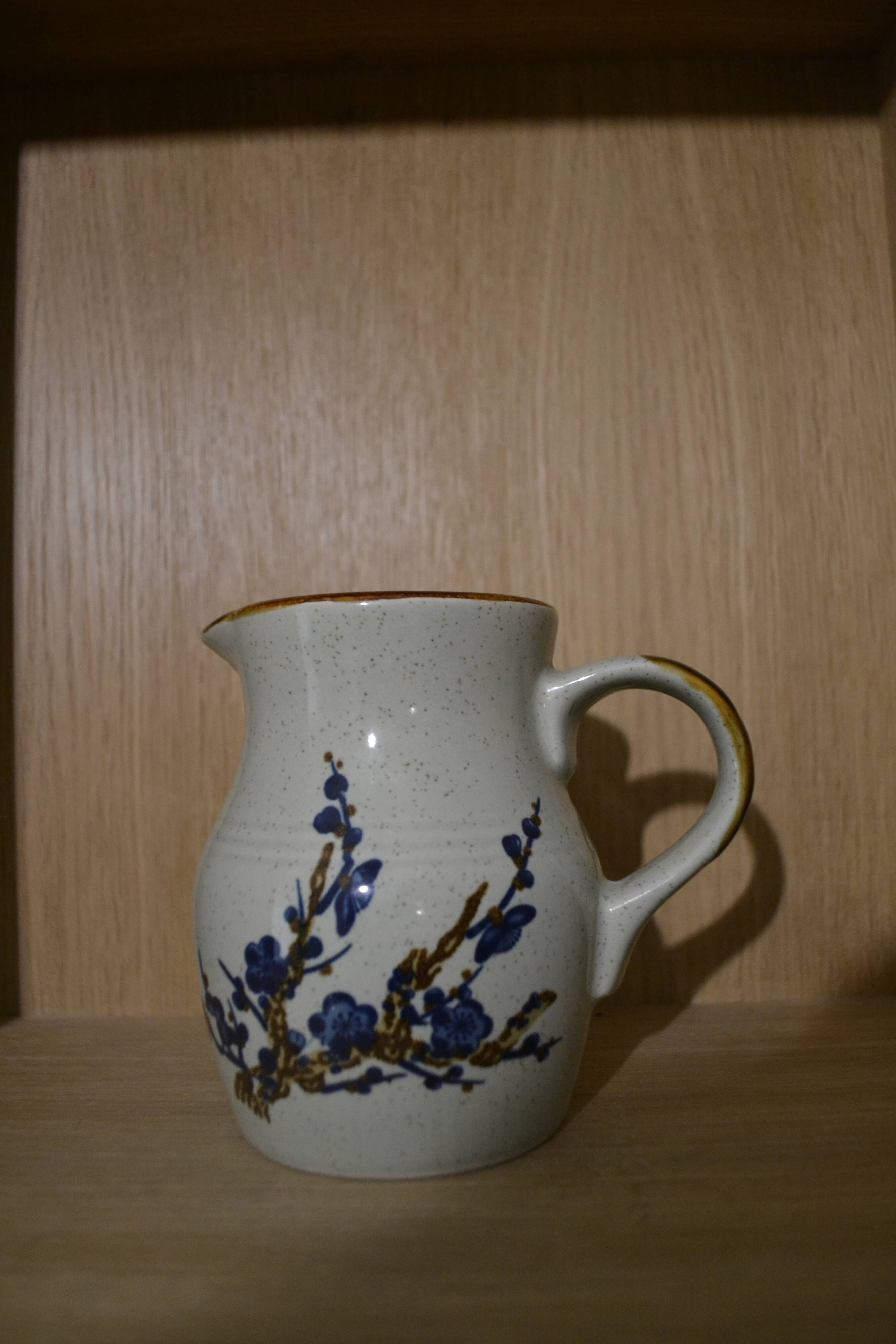 Cruche en grès à fleurs bleue