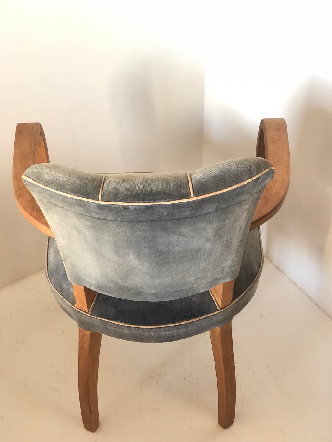 Armchair bridge mustache in blue gray velvet