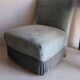 Fauteuil chauffeuse crapaud vintage en velours bleu à franges