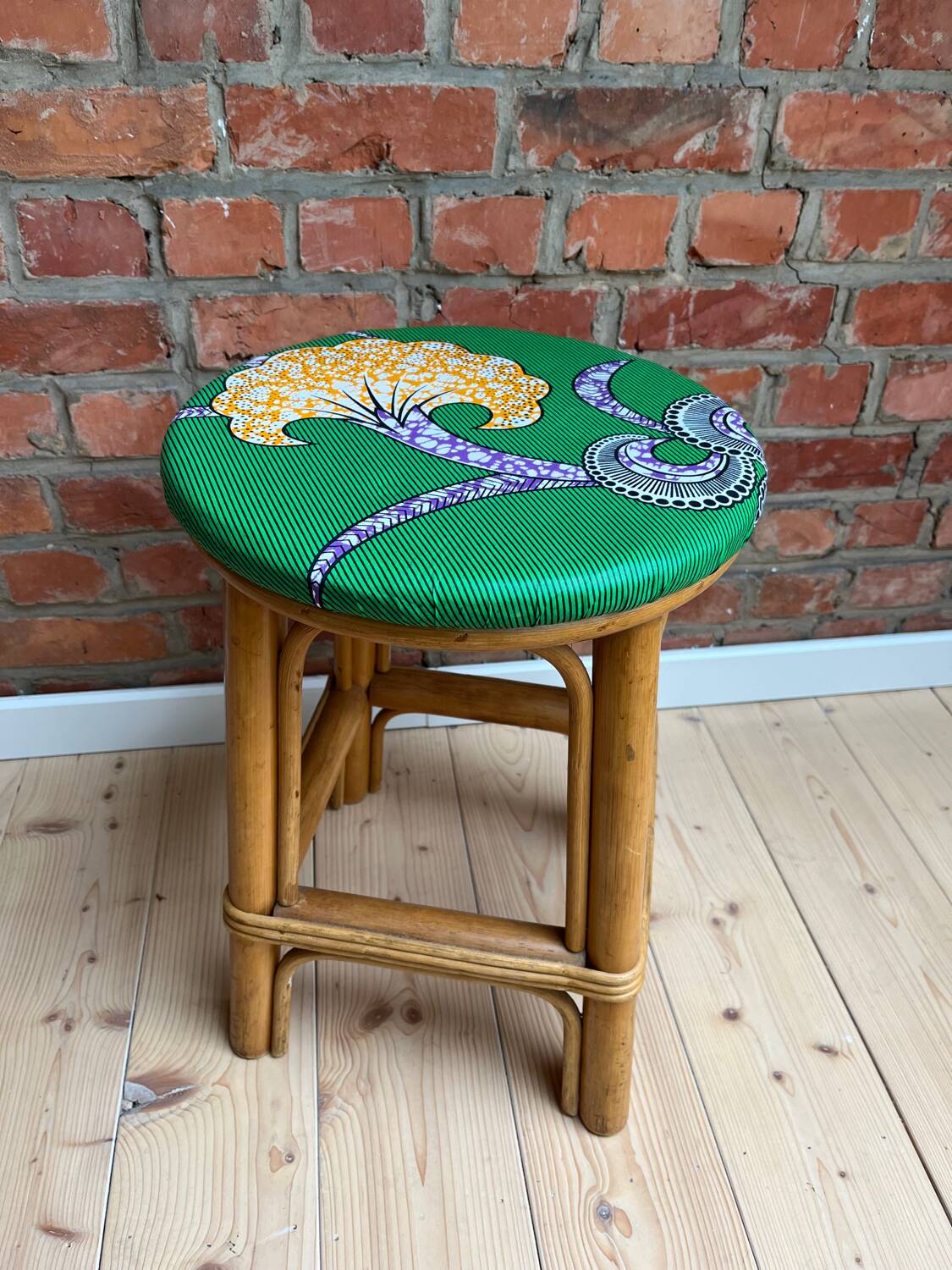Tabouret vintage en rotin - tissu wax africain