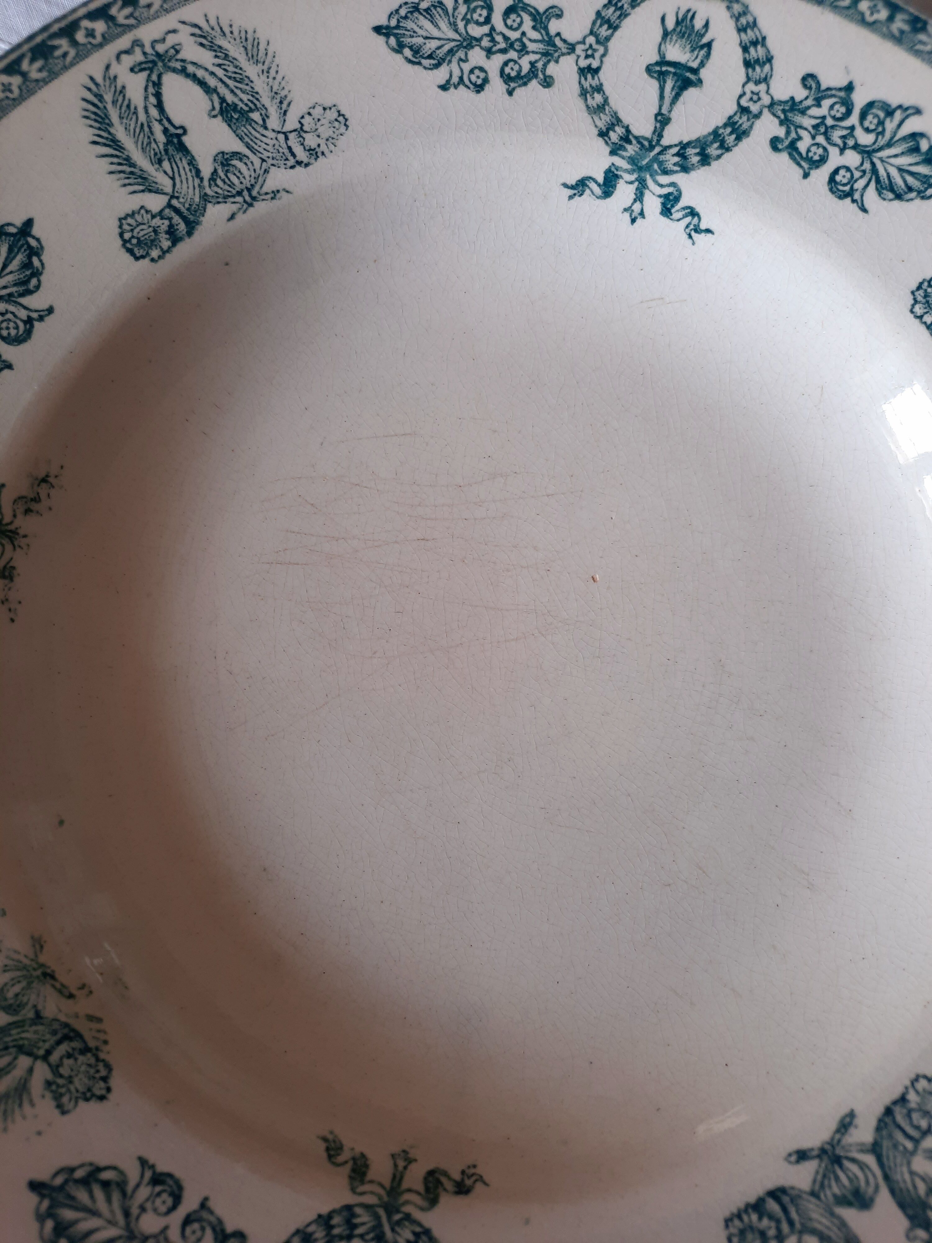 6 hollow plates accompanied by their iron earth soup