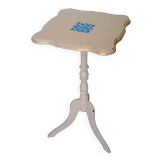 Pedestal table