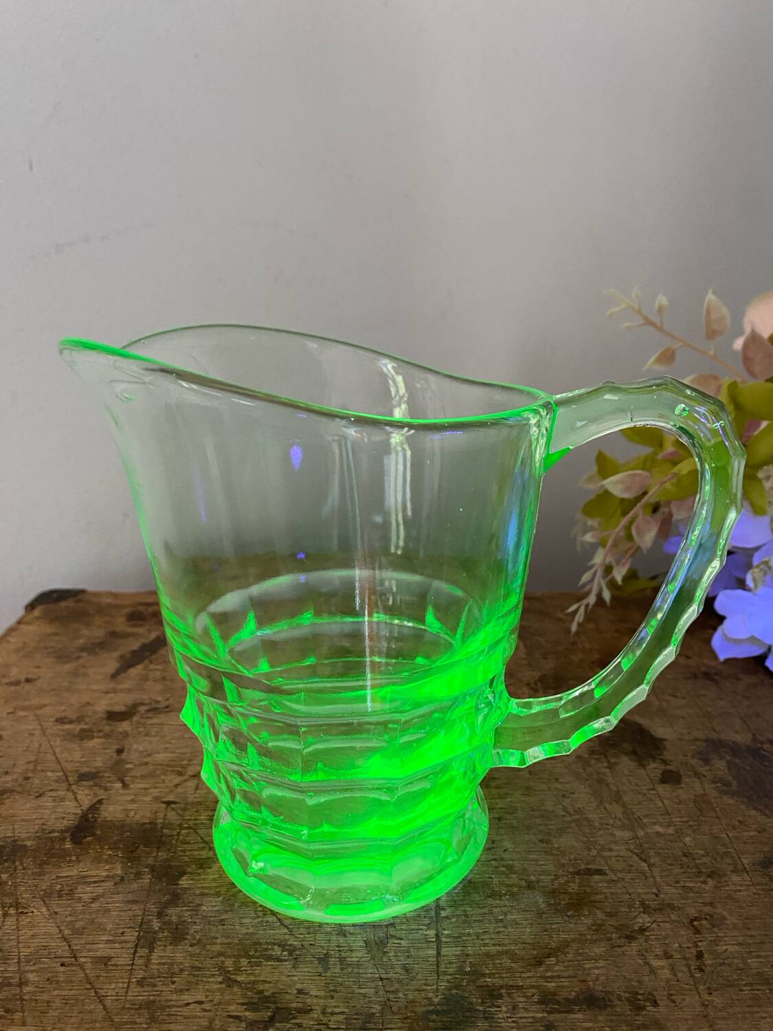 Carafe en ouraline fluorescente