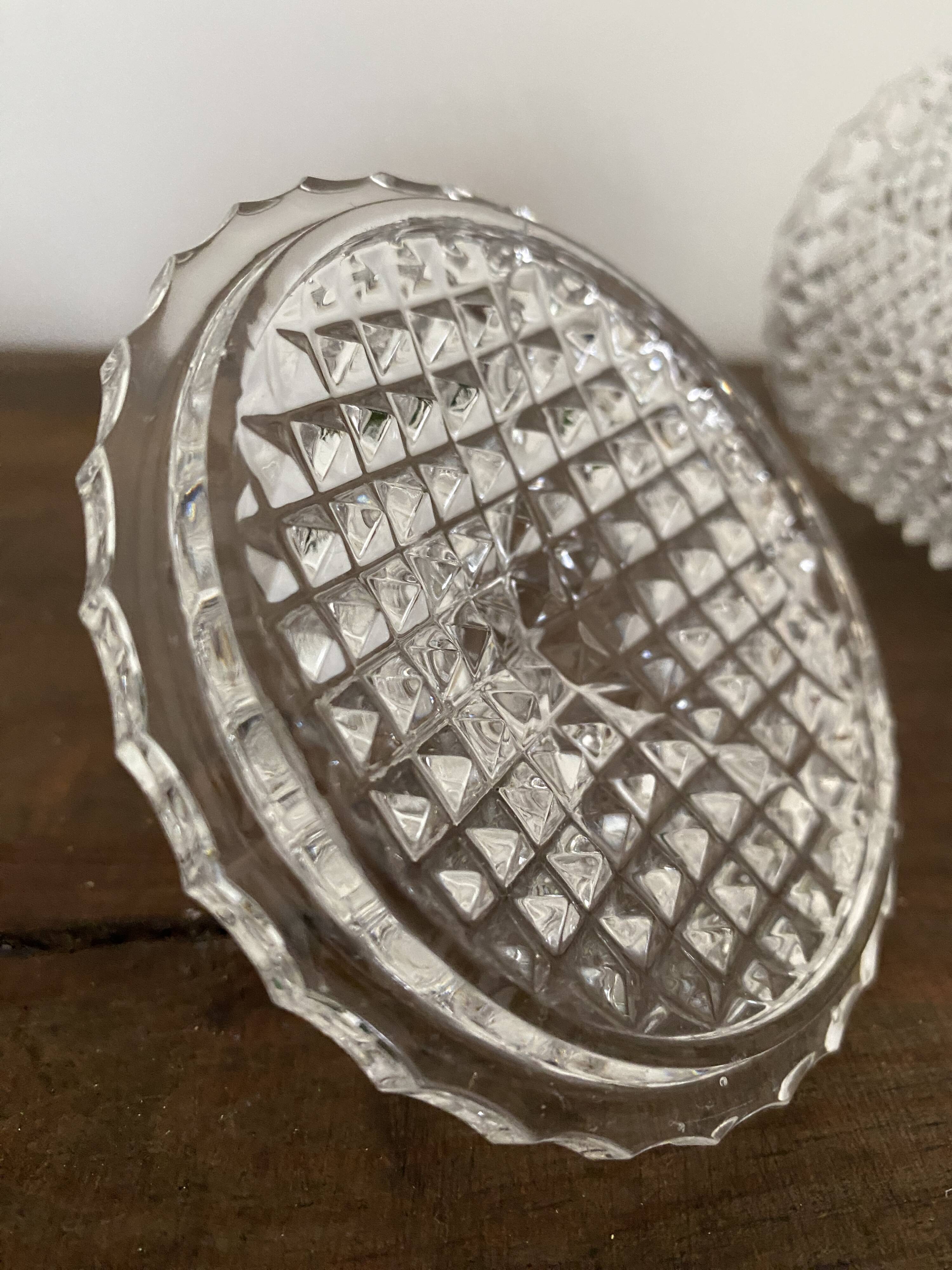 Bonbonniere, diamond-cut crystal pot with vintage lid