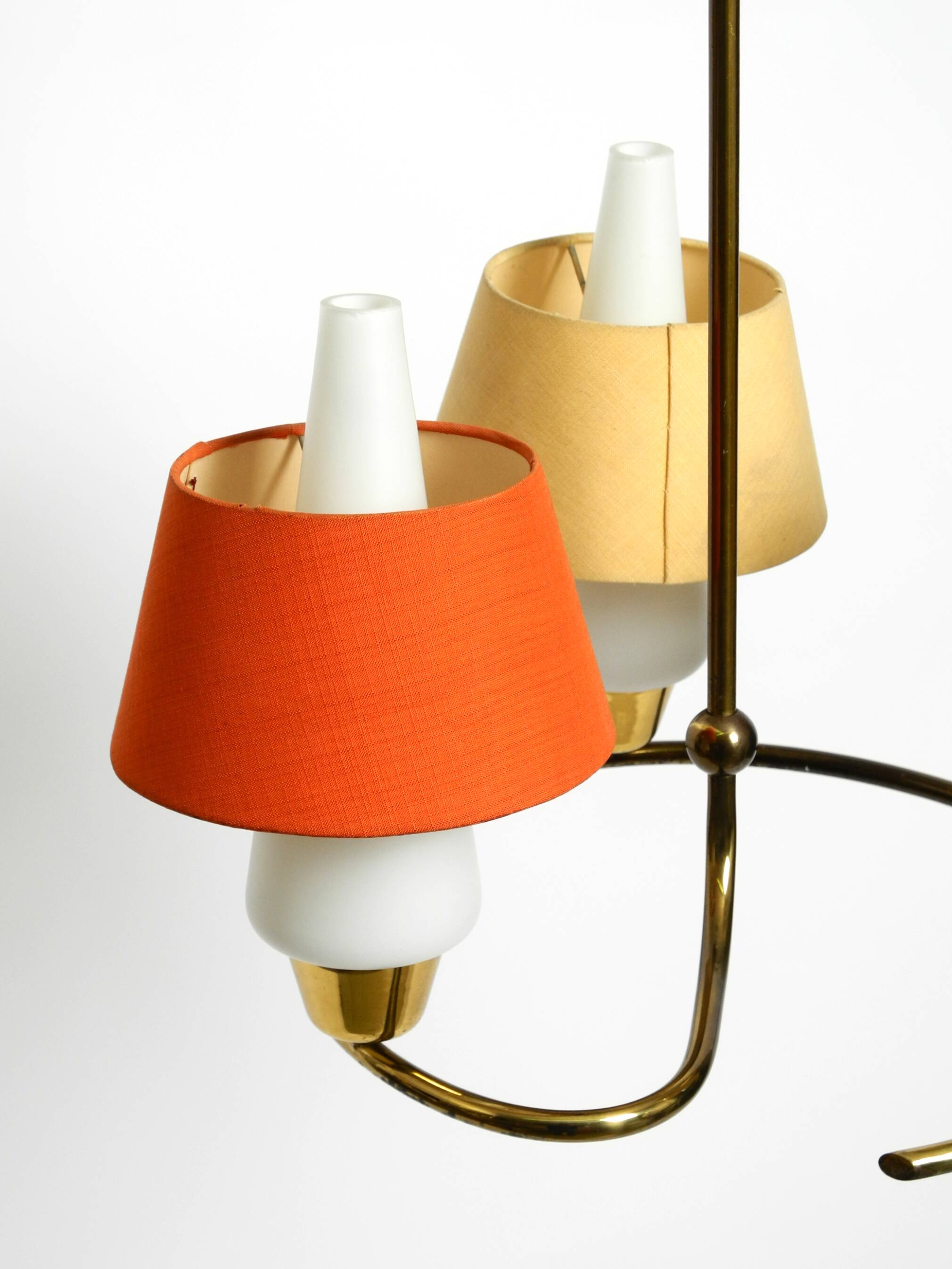 Lampe de plafond en laiton du milieu du siècle avec des abat-jours en verre et en tissu par JT Kalmar