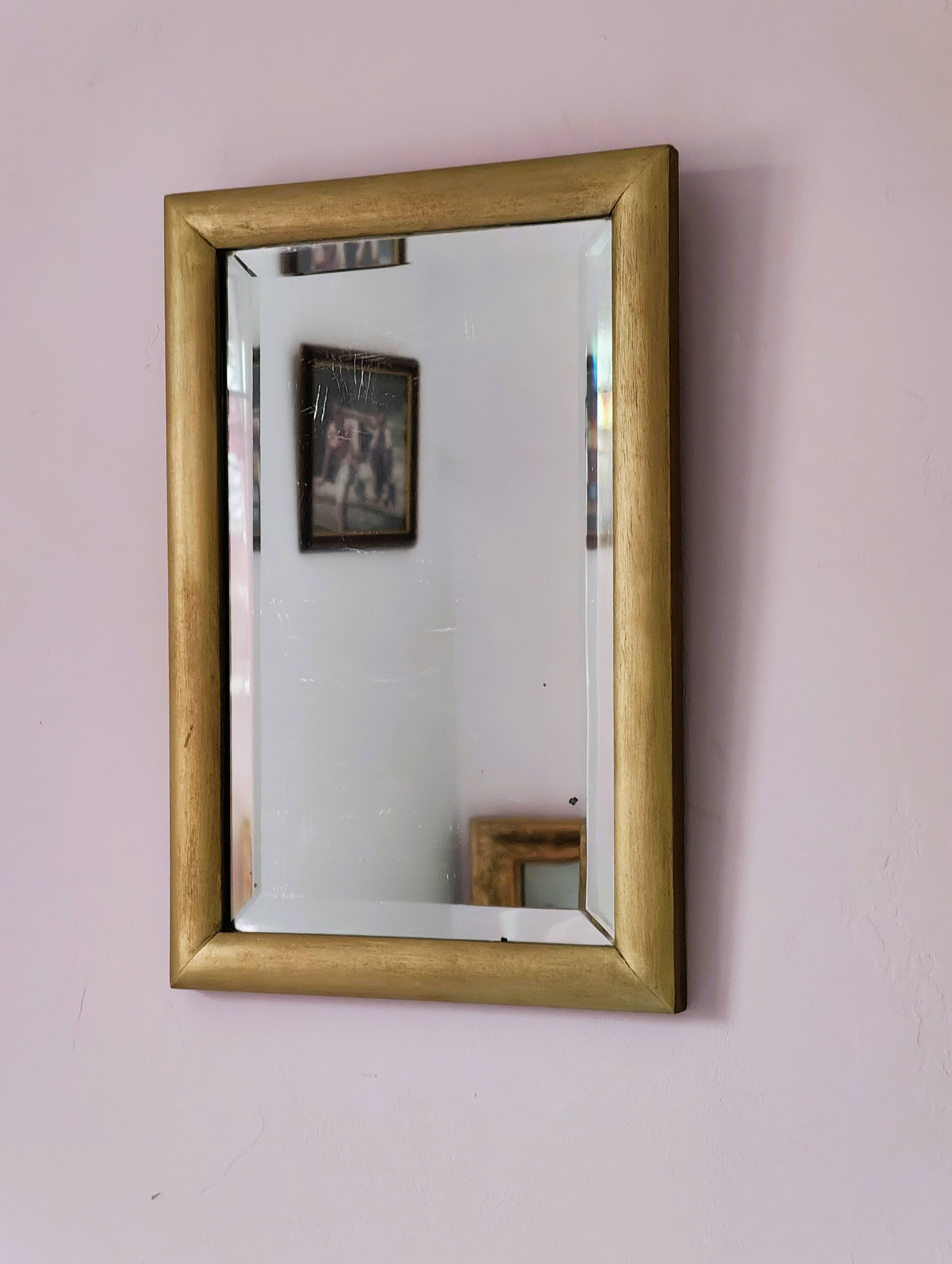 Petit miroir ancien en bois doré et glace biseautée