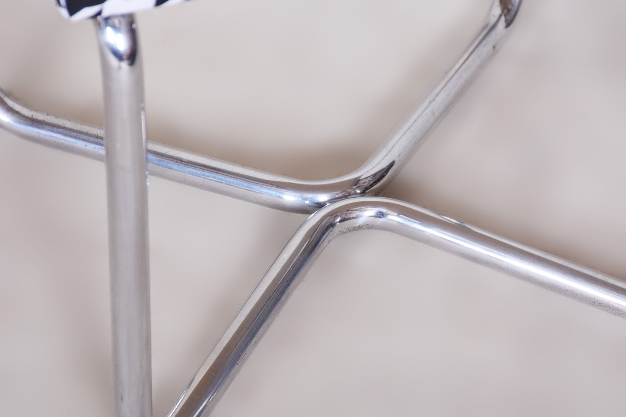 Tabouret chrome noir et blanc de sab fabriqué dans les années 1930 nouveau rembourrage
