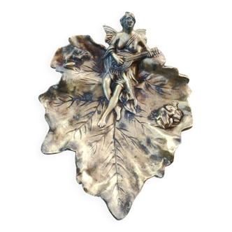 Art Nouveau pocket emptier/Woman with mandolin on vine leaves in spelter
