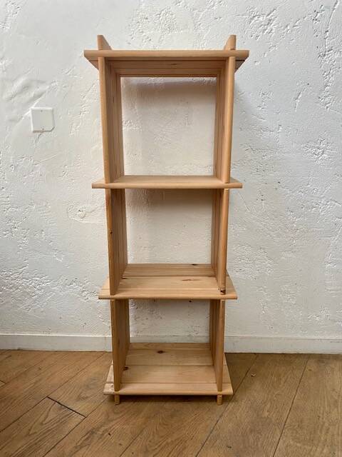 Ensemble d'étagères en bois sur pieds