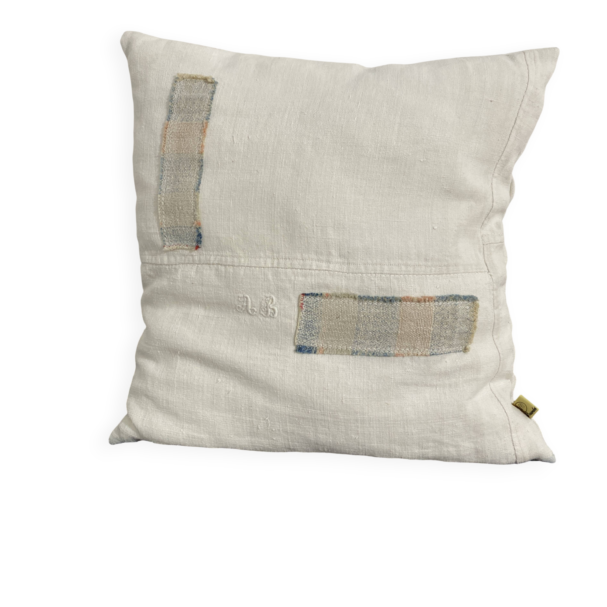 Coussin carré en toile ancienne style kilim tissé, patché, monogramme AB