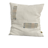 Coussin carré en toile ancienne style kilim tissé, patché, monogramme AB