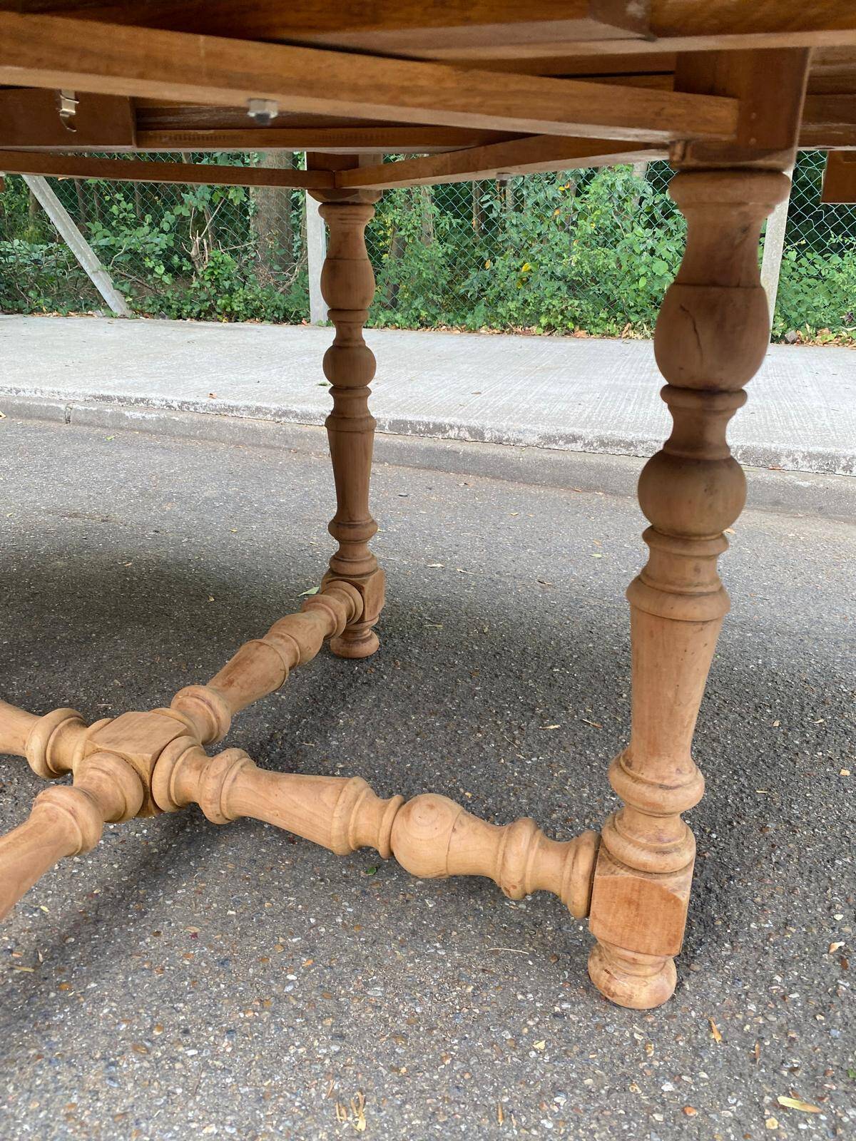 Round extendable farmhouse dining table, stripped, Louis XIII style from the 1960s.