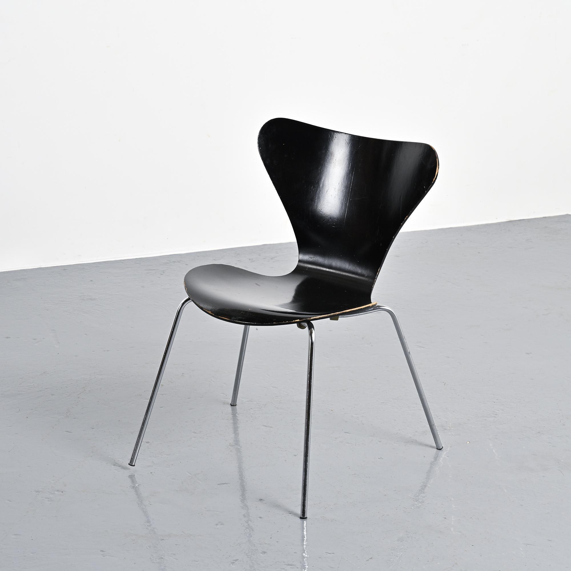 Suite de 8 chaises modèle 3107 par Arne Jacobsen, circa 1974