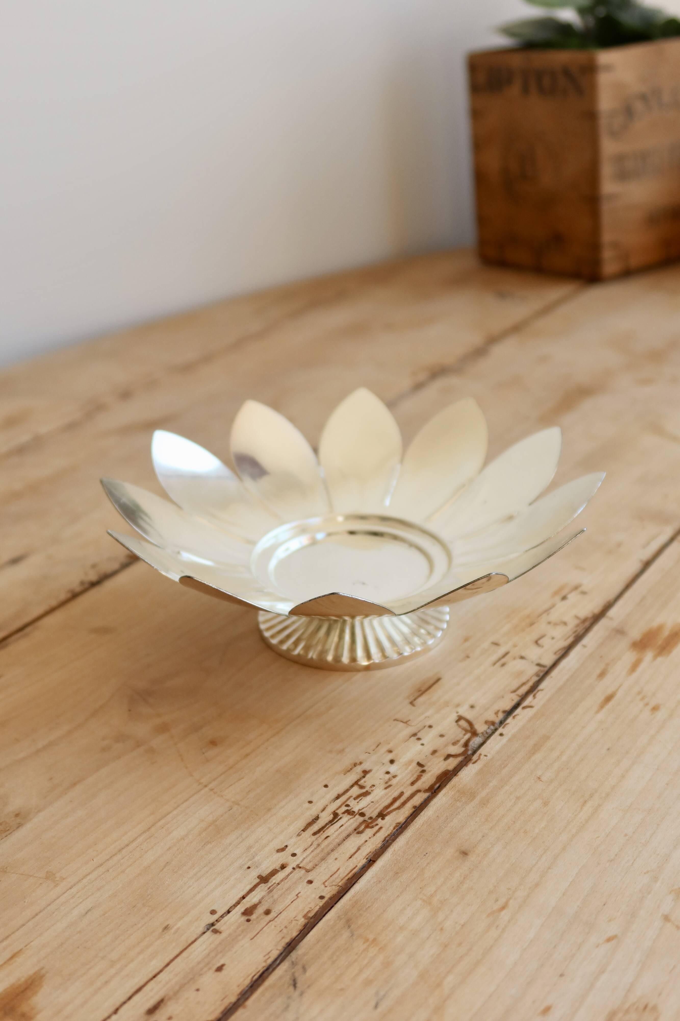 Vintage silver-plated metal dish in the shape of a flower - Decorative catch-all tray