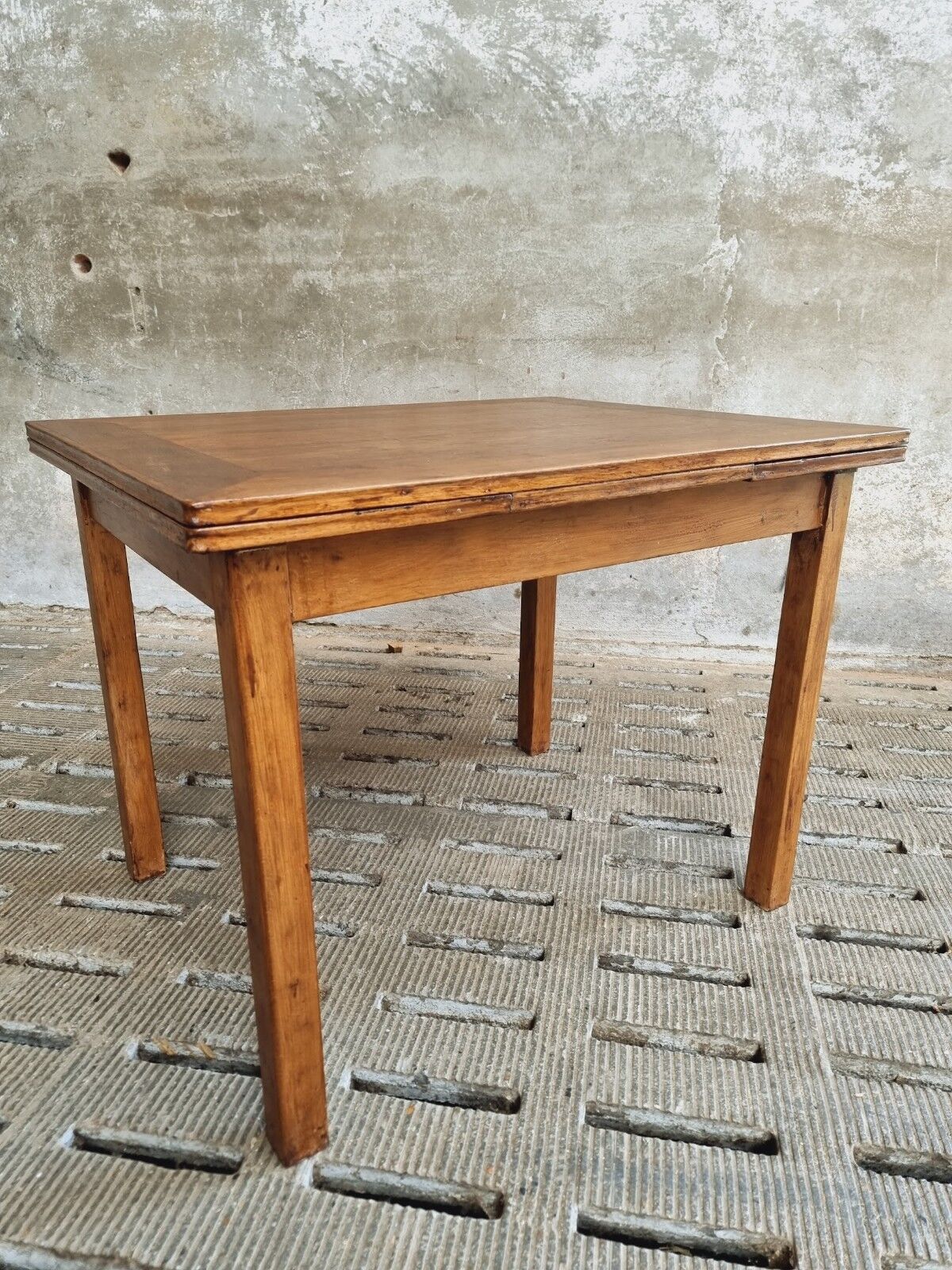 Dining table extendable