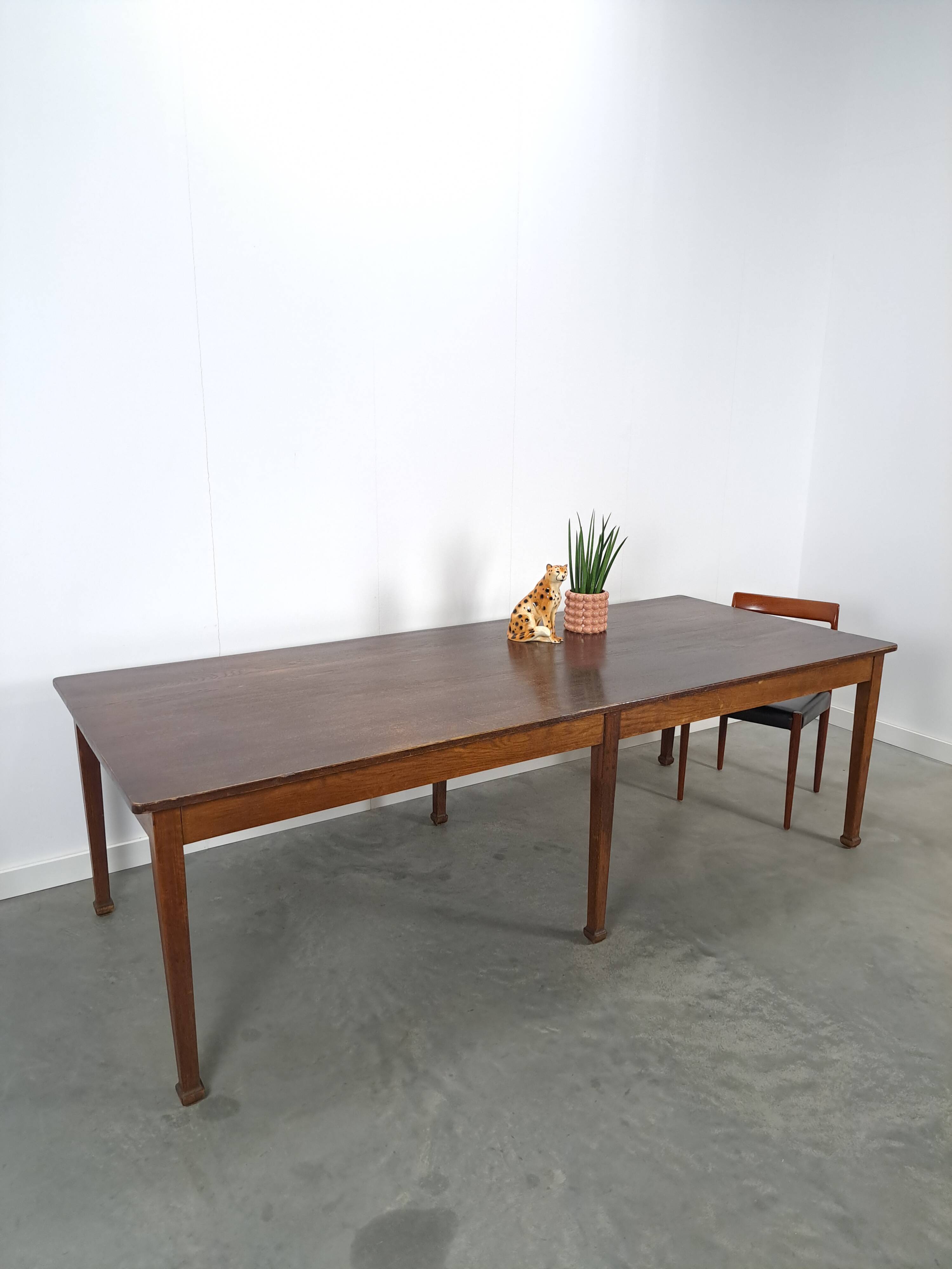 Grande table de salle à manger en bois