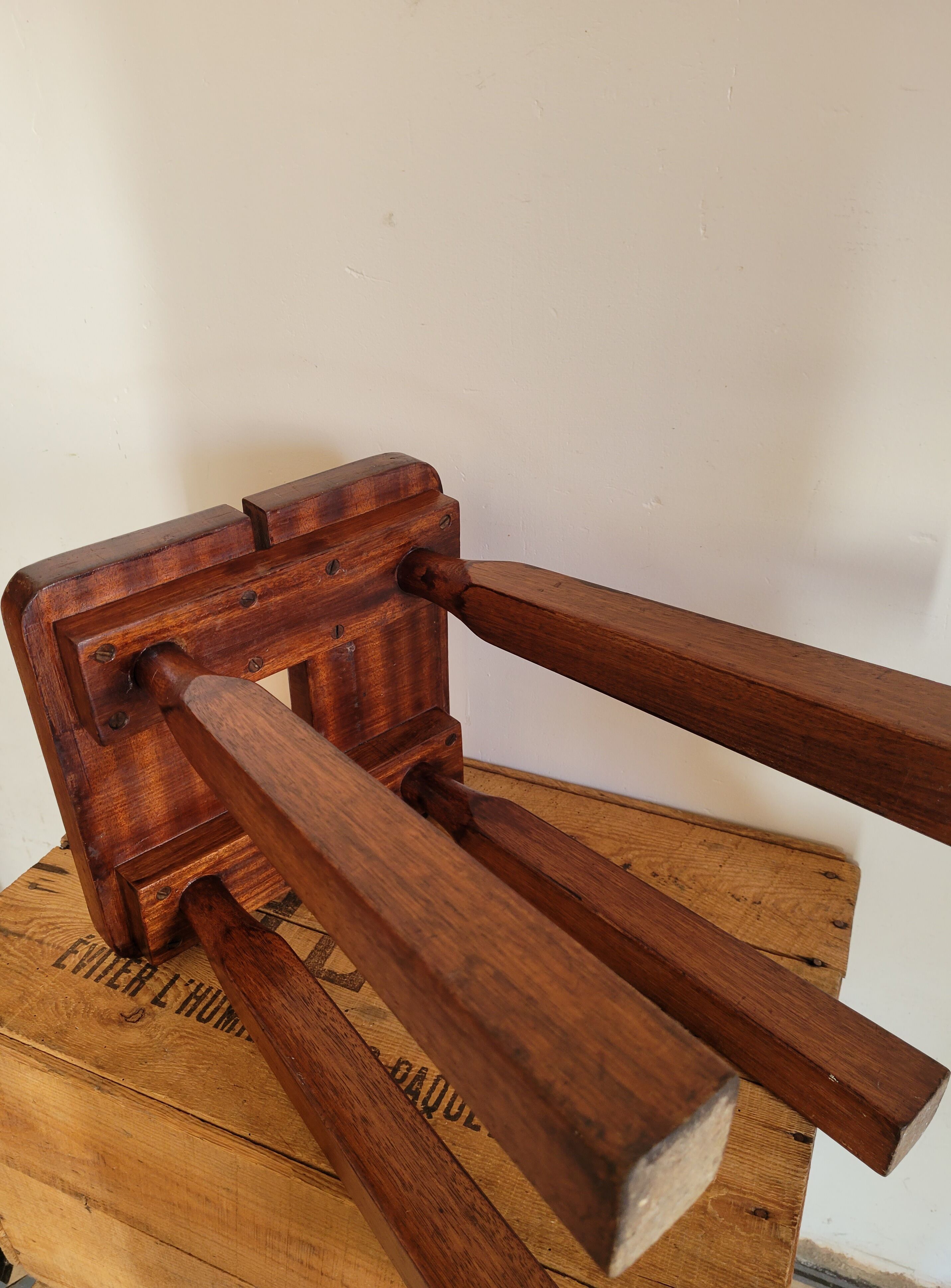 Tabouret brutaliste en bois